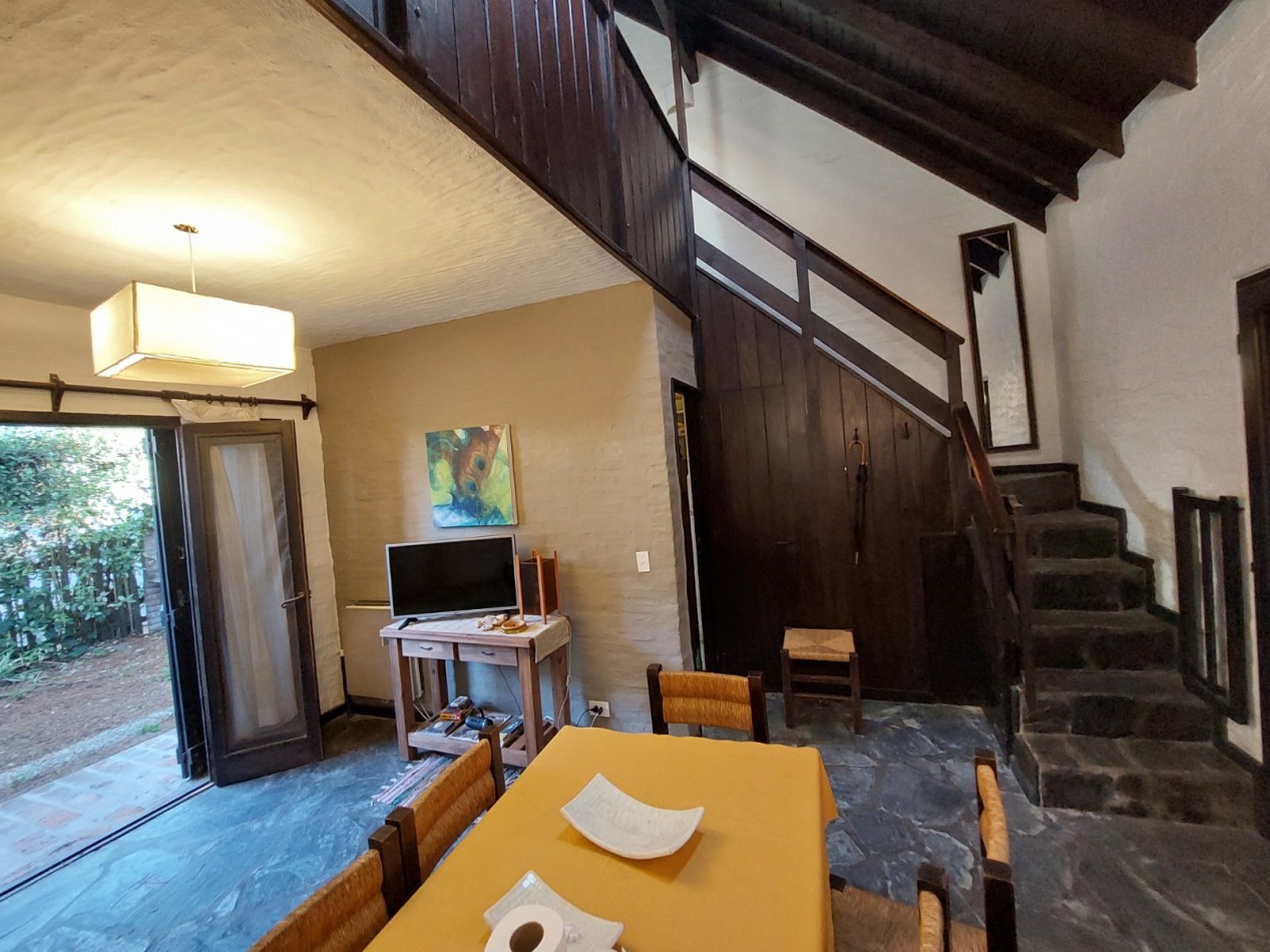 DUPLEX  2 Amb. 2 Baños  Jardin Parrilla Cochera Fija Cubierta
