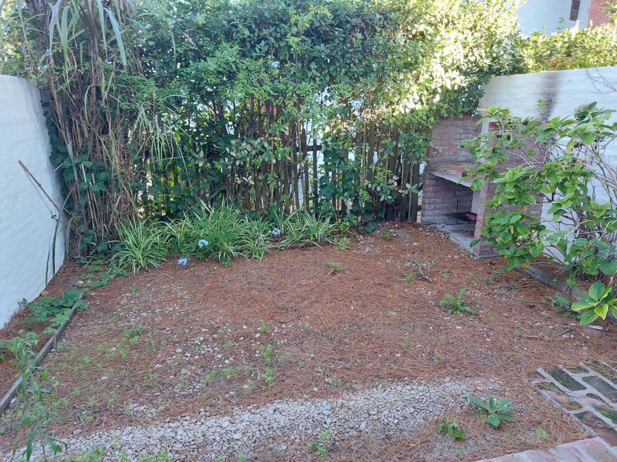 DUPLEX  2 Amb. 2 Baños  Jardin Parrilla Cochera Fija Cubierta