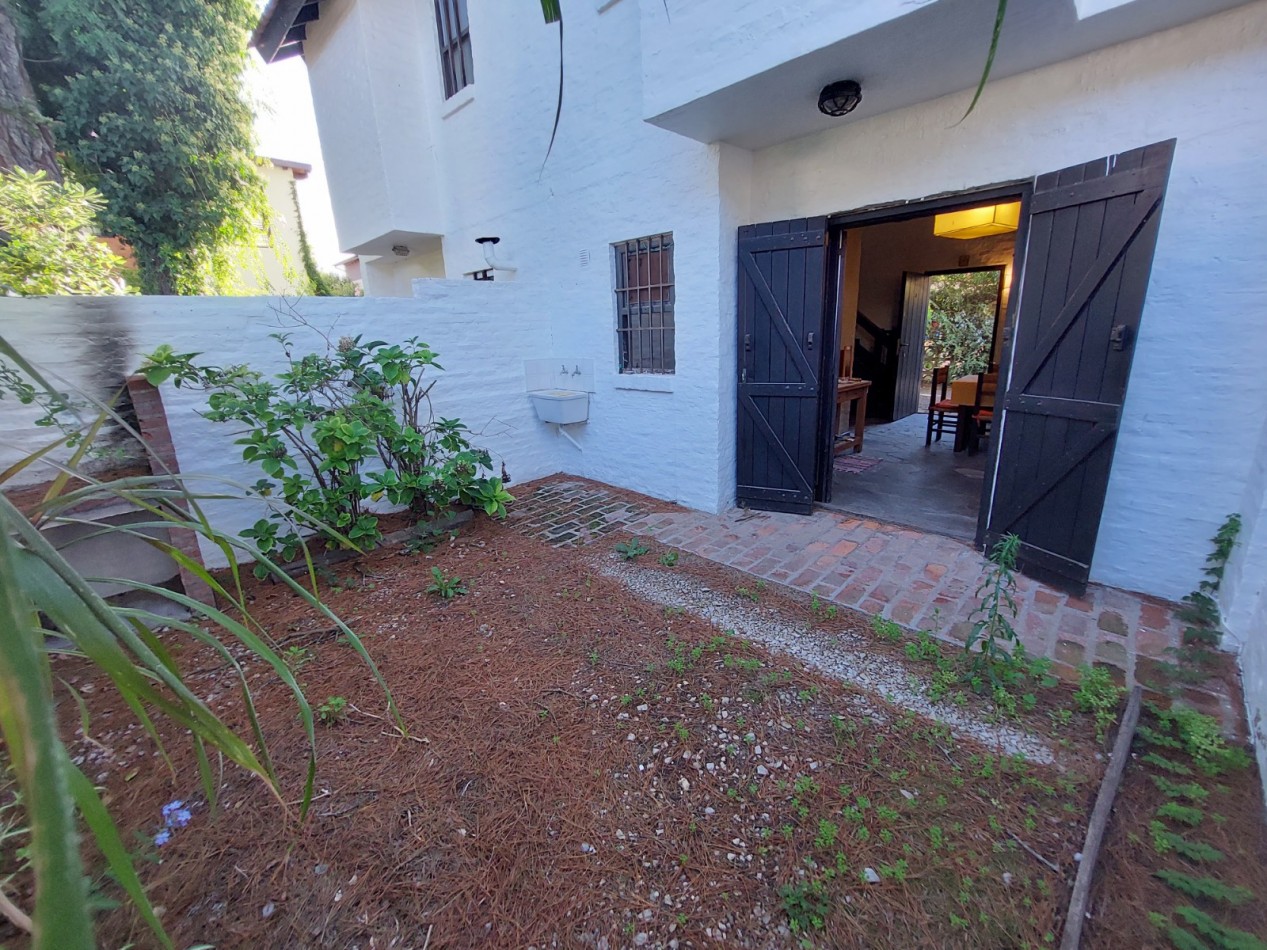 DUPLEX  2 Amb. 2 Baños  Jardin Parrilla Cochera Fija Cubierta