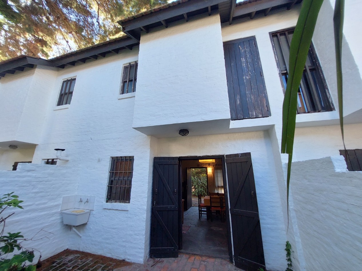 DUPLEX  2 Amb. 2 Baños  Jardin Parrilla Cochera Fija Cubierta