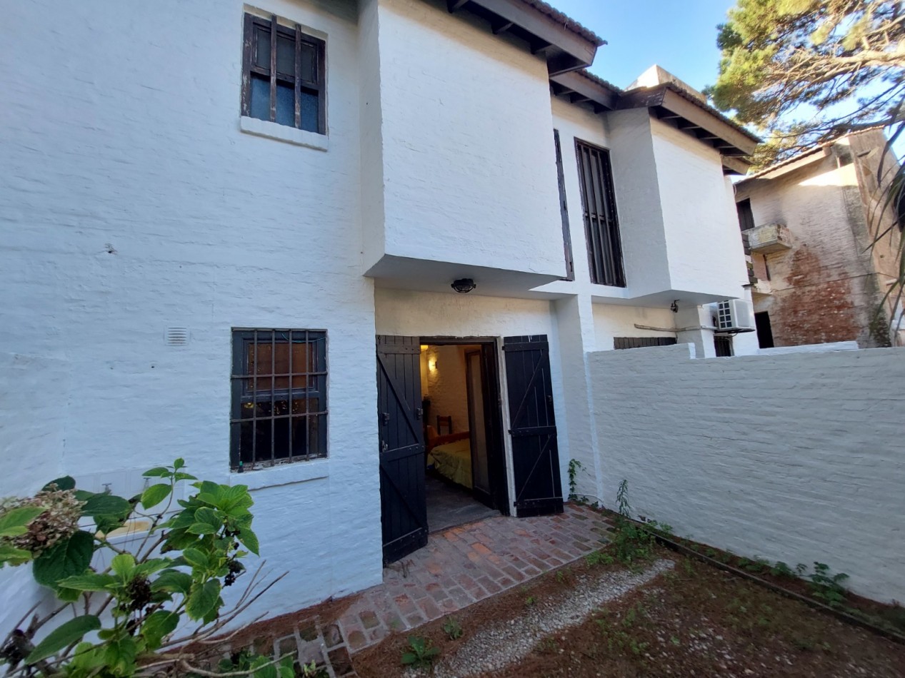 DUPLEX  2 Amb. 2 Baños  Jardin Parrilla Cochera Fija Cubierta