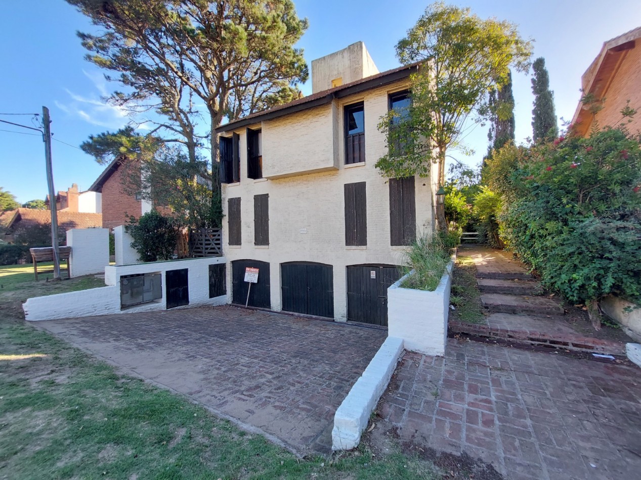 DUPLEX  2 Amb. 2 Baños  Jardin Parrilla Cochera Fija Cubierta