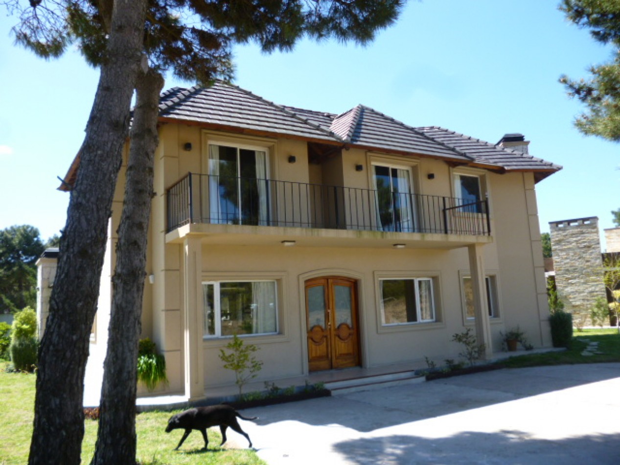 HERMOSA  casa de 4 dorm 3 baños jardin parrilla 