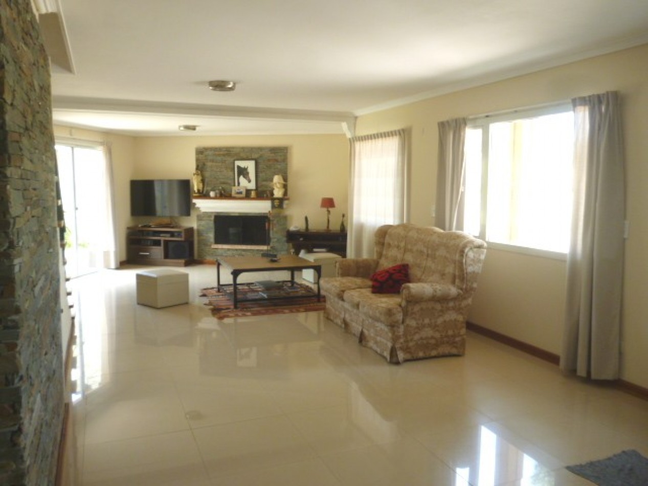 HERMOSA  casa de 4 dorm 3 baños jardin parrilla 