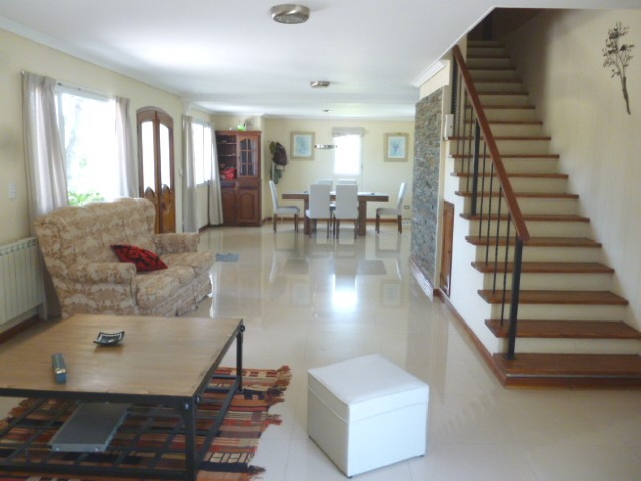 HERMOSA  casa de 4 dorm 3 baños jardin parrilla 