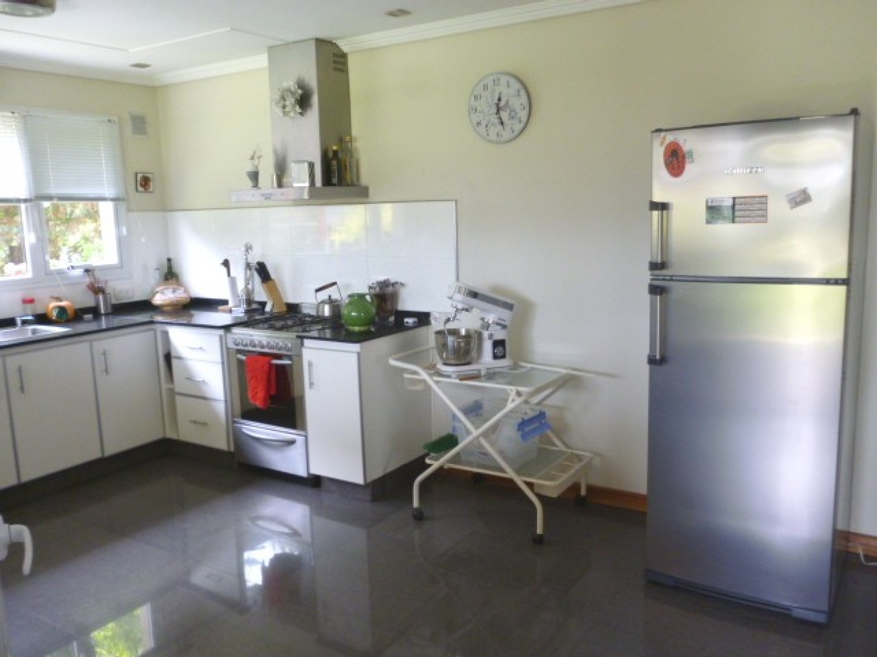 HERMOSA  casa de 4 dorm 3 baños jardin parrilla 