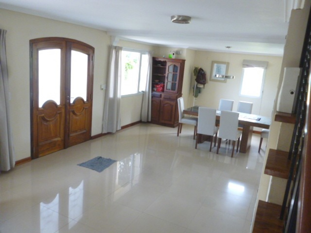 HERMOSA  casa de 4 dorm 3 baños jardin parrilla 