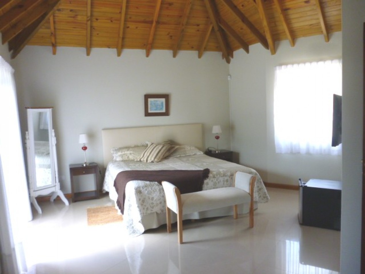 HERMOSA  casa de 4 dorm 3 baños jardin parrilla 