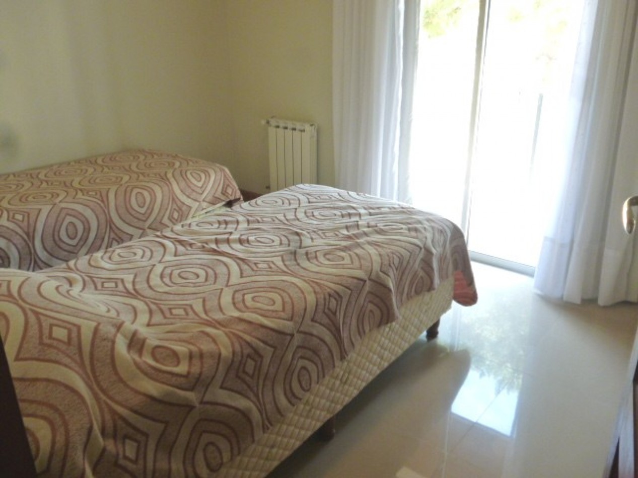 HERMOSA  casa de 4 dorm 3 baños jardin parrilla 