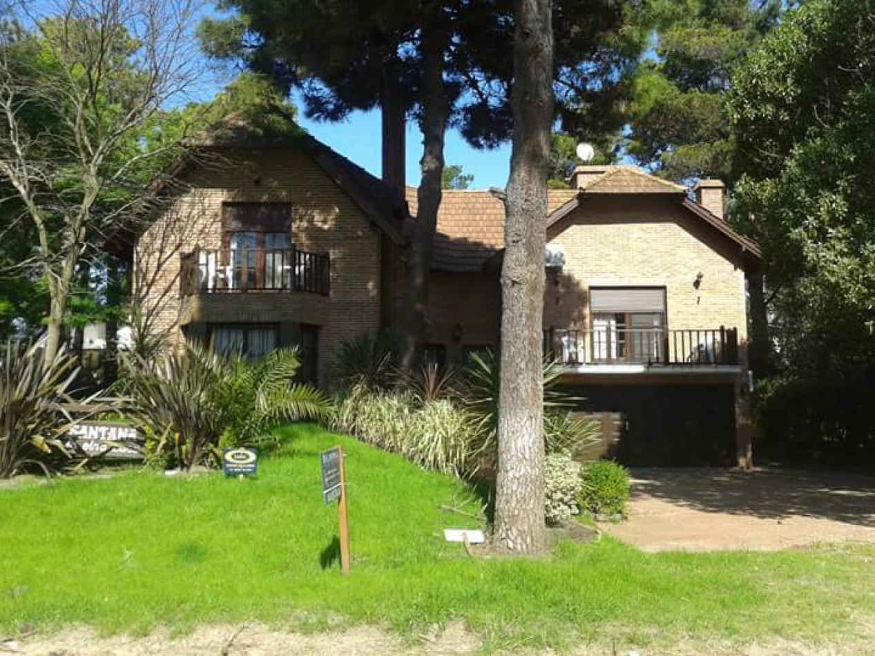 Espectacular Casa de 4 dormitorios 3 Baños Quincho cubierto Cochera para 3 autos