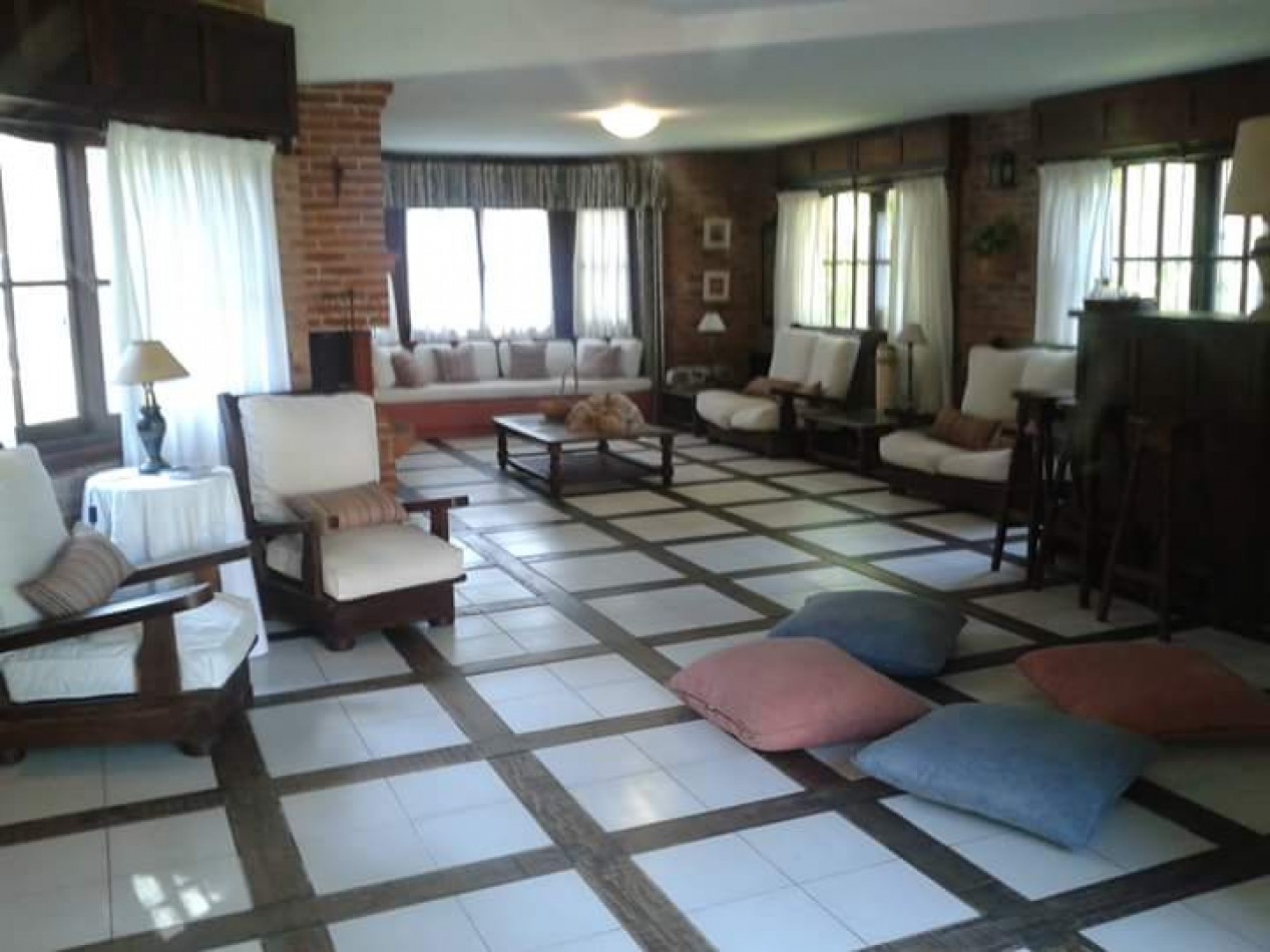 Espectacular Casa de 4 dormitorios 3 Baños Quincho cubierto Cochera para 3 autos