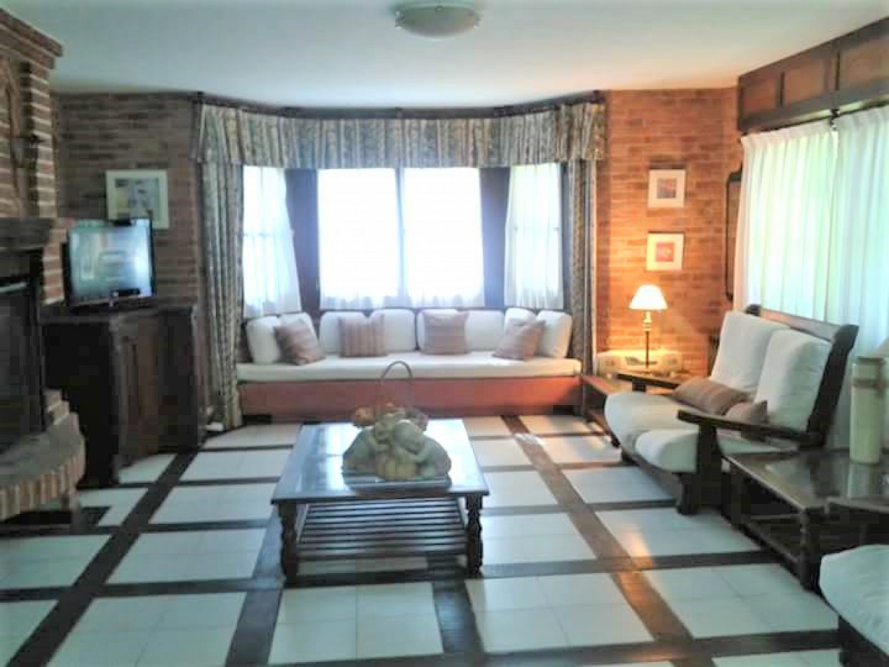Espectacular Casa de 4 dormitorios 3 Baños Quincho cubierto Cochera para 3 autos