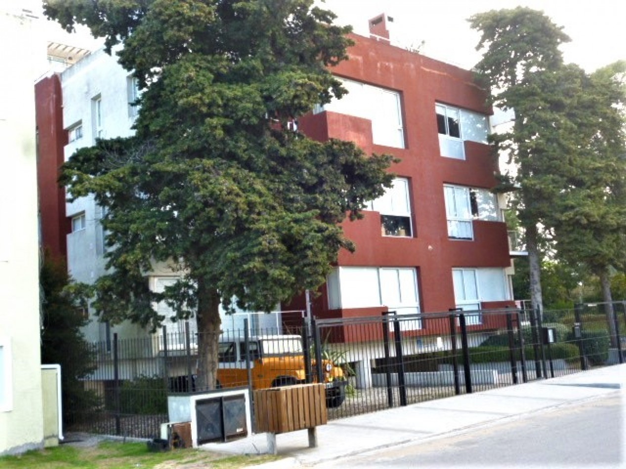 2 Ambientes a 1 del centro  con cochera fija