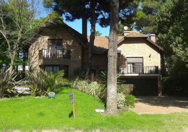 Espectacular Casa de 4 dormitorios 3 Baños Quincho cubierto Cochera para 3 autos